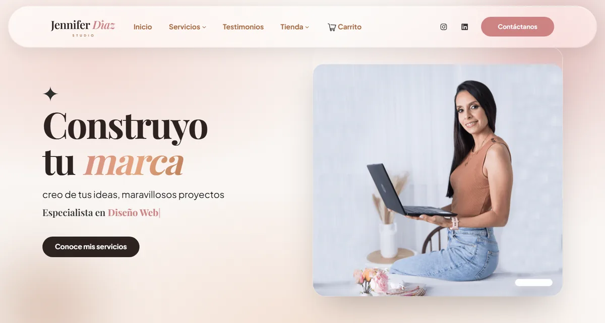 Jennifer Díaz Studio en computadora